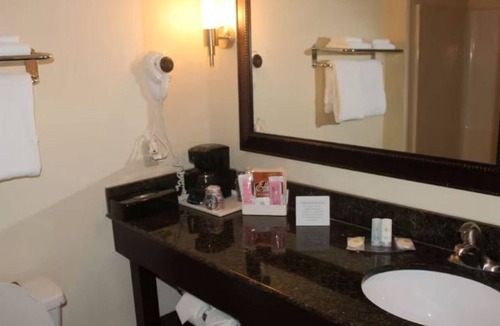Trevose Hotel | 4 Bright and Comfortable Hotel Stay Near Neshaminy Mall w/Seasonal Pool