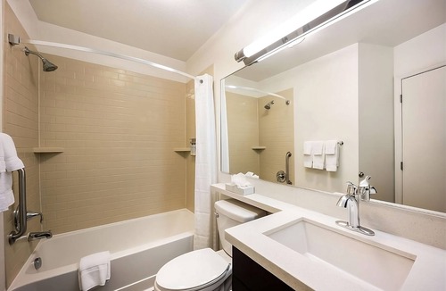 Morris Plains Hotel | 4 Pet-Friendly Units Near Morristown Green and NYC Transit