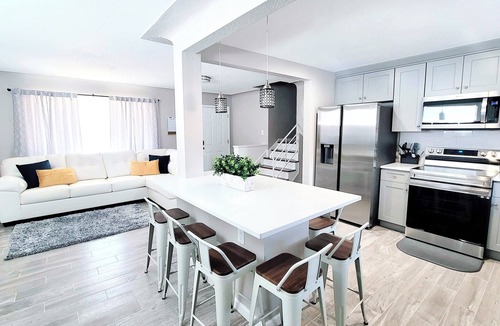 Mar Lee House | 4bdrm-4 bath; Families/Corporate Stays; Pets OK!