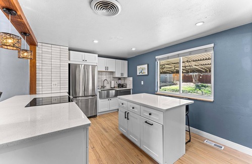 Berkley House | 4bedroom 2 bath for 8 guests with Grill, Corn Hole, Basketball Court