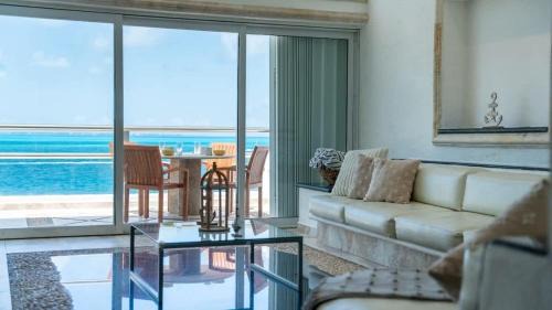 Zona Hotelera House | 4BR Beachfront Beautiful House w/Pool