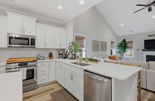 Silver Lake House | 4BR Family Getaway in Wilmington/Fenced Yard & Modern Kitchen