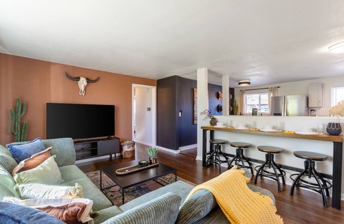 South Westminster House | 5BD Near Downtown - Movie Theater & BBQ Backyard