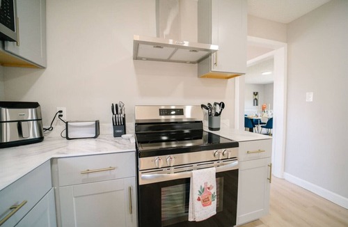 Great Falls House | 5BR Retreat w/6 King Beds + Game Room
