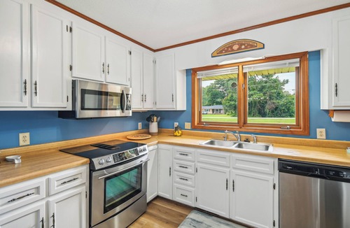 Myrtle Beach Cottage | 6 Mi to Beach: Myrtle Beach Escape w/Sunroom!