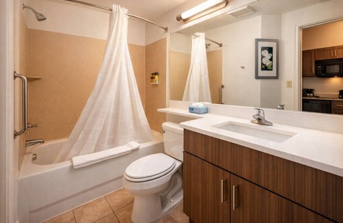 Biggar Hotel | 8 Miles Away from Fort Myers Beaches Family Room w/Kitchen and Free Parking