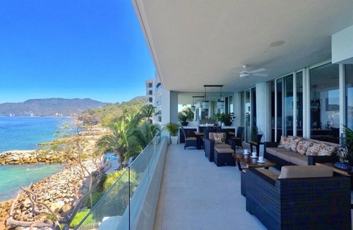 South Shore Hotel Area Condo | A Dream Worth Dreaming is a 3 bedroom 31/2 bathrooms beachfront property.