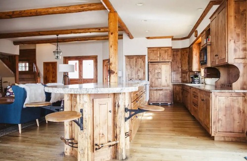 Montrose House | A River Runs Through It - Quiet Family Retreat, Garage Game Room, 5 min to Store
