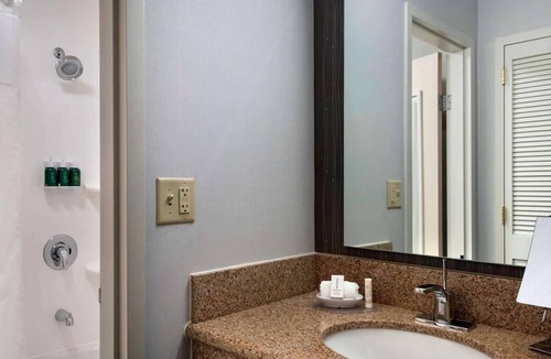 Mahwah House | A short drive from Greenwood Lake Airport! 2 Family-friendly Units! FREE Parking
