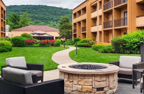 Mahwah House | A short drive from Greenwood Lake Airport! 2 Family-friendly Units! FREE Parking