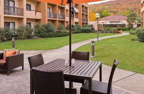 Mahwah House | A short drive from Greenwood Lake Airport! 2 Family-friendly Units! FREE Parking