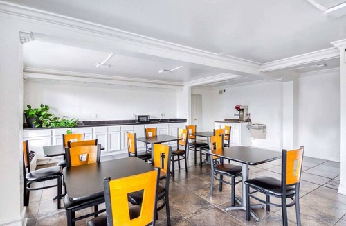 Broadmoor Apartment | Accessible King Bed|Baton Rouge LA