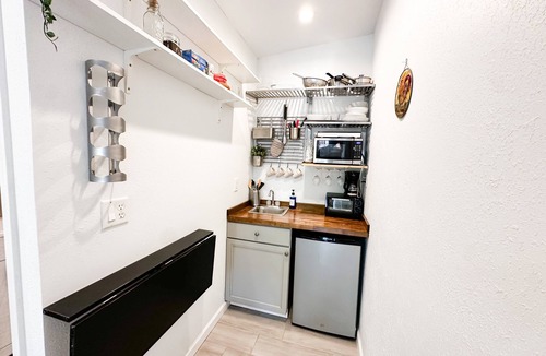 United Central Apartment | Adorable Modern Studio West, Clean & Comfy