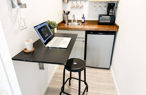 United Central Apartment | Adorable Modern Studio West, Clean & Comfy