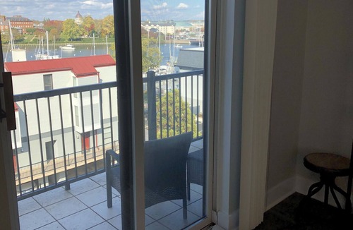 Eastport Condo | After a long day, park and take a walk to a favorite Eastport pub or restaurant or venture over the draw bridge into downtown for a morning coffee or evening ice cream.