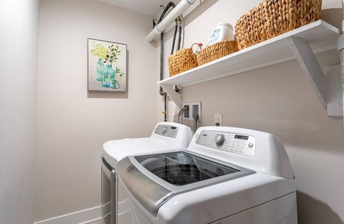Sparrow Bush House | Airy Tree Canopy Home w/Creek Views & Family Suite