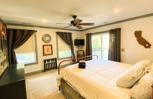Eastport House | All newly renovated Eastport Retreat - private back patio with parking