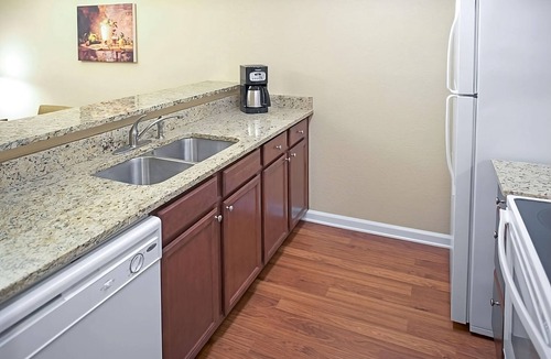 Berkeley Hotel | Always a Great Idea To Unwind! 3 Amazing Suites w/Kitchen and Living Room