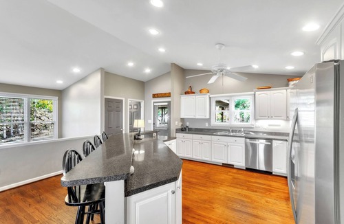 Cleveland Cabin | Amazing view and privacy! Easy car access and walkable to trails.