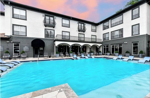 Lindridge-Martin Manor Apartment | Ambient spacious property, 15 min from Mercedes Benz