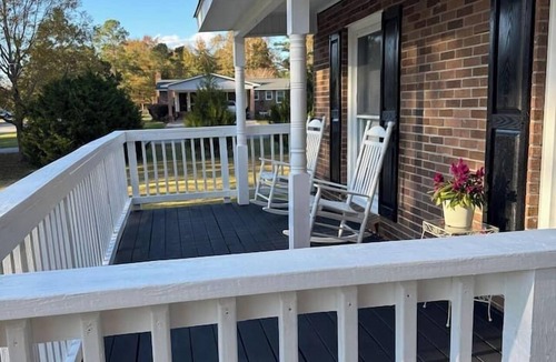 Jacksonville House | Ann’s Abode – Modern 3BR Furnished Garage Lounge Sleeps 8 comfortably