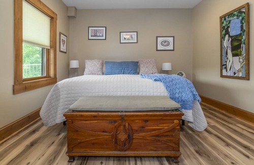 Roanoke Bed & Breakfast | Anstead Suite - Mountain VIew