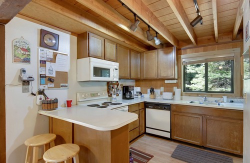 Talmont Cabin | Barking Pine Cabin - private BEACH access, sunny location
