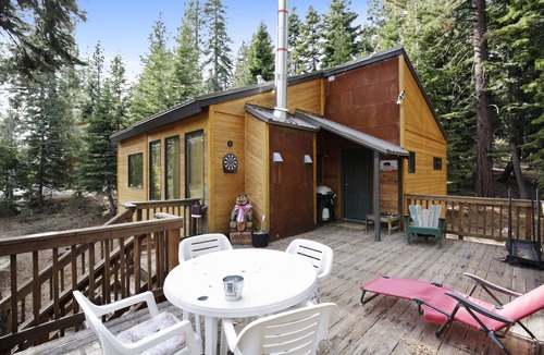 Talmont Cabin | Barking Pine Cabin - private BEACH access, sunny location