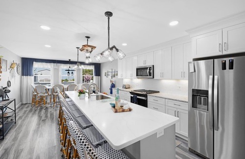 Villas House | Bayfront 6 bedroom 3 bath w/in-ground pool!