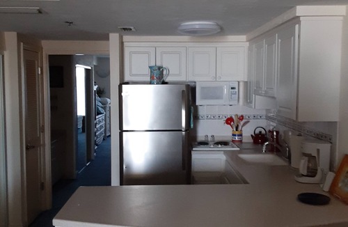 Ortona Park Condo | Beachfront Condo1B 1B Sleeps 4. 1 Outdoor 1 in door, Gym, Hot tub & Sauna Open