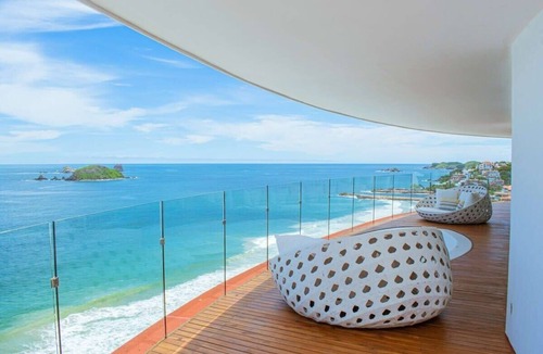 Ixtapa Apartment | Beachfront Luxe Penthouse Private Pool and Spa Tub