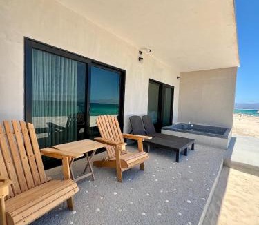 La Ventana Apartment | BeachFront with Jacuzzi Bahía Turquesa