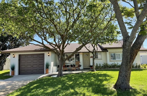 Daytona Beach House | Beachside Daytona Beach Shores 5 min walk to beach, restaurants and more!
