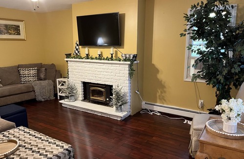 West Milford House | Beautiful Cozy Lakefront near farms, wineries, hiking, theme park & skiing !