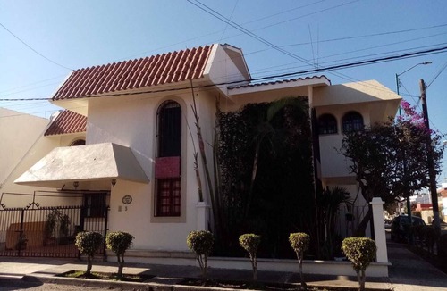 Xalapa House | Beautiful family home, centrally located, 10 minutes from the shopping center and the station.