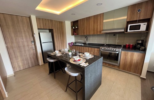 El Marques Apartment | Beautiful New Suite (2 Queen Beds) Extra Clean