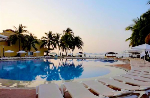 Ixtapa Villa | Beautiful villa steps from the beach/Tesoro Ixtapa