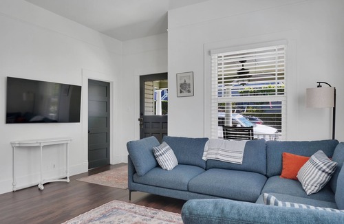 Jackson House | Beautifully Updated Victorian 2 blocks from Historic Main Street!
