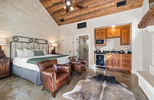 Fredericksburg Hotel | Blacksmith Quarters on Barons Creek