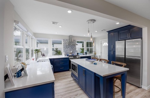 Villas House | Blue Bird Cottage. Steps from the Bay, Complete with an INGROUND POOL and PET FRIENDLY!