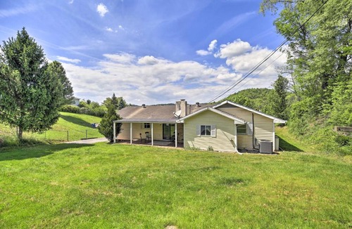 Bluefield House | Bluefield Retreat w/Pool Table: Near Parks!