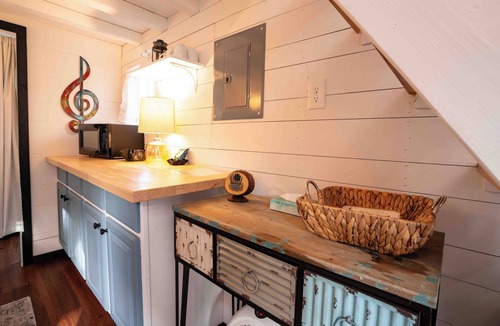 Lyons Resort | Bluegrass Jam Tiny House – Musical Charm Near Boulder & Riverfront Bliss