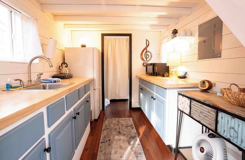 Lyons Resort | Bluegrass Jam Tiny House – Musical Charm Near Boulder & Riverfront Bliss