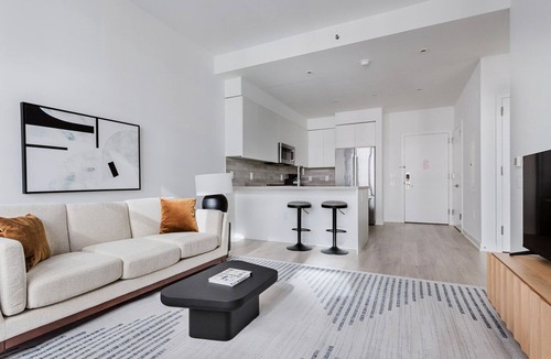 Dumbo Apartment | Blueground | Dumbo, rooftop pool, nr Brooklyn Bridge