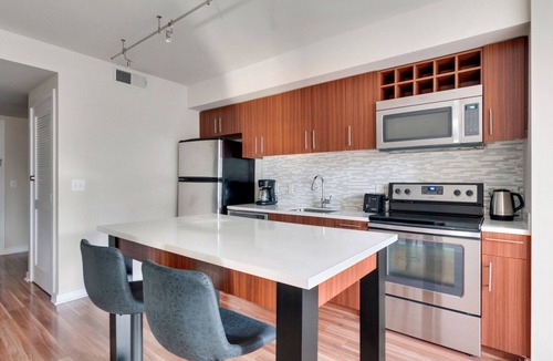 Rosslyn Apartment | Blueground | Radnor - Fort Myer Heights, view, nr Arlington Memorial Bridge