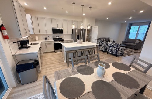 Algonquin House | Brand New Waterfront Home Marina Views Walk Downtown & Events Sleeps 8