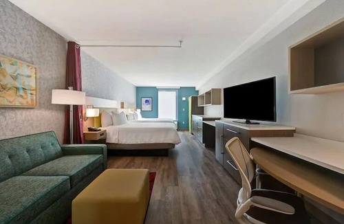 West Palm Beach Hotel | Bright 2 Queen Studio w/Kitchenette, Pool & Shuttle, 0.8mi to PBI