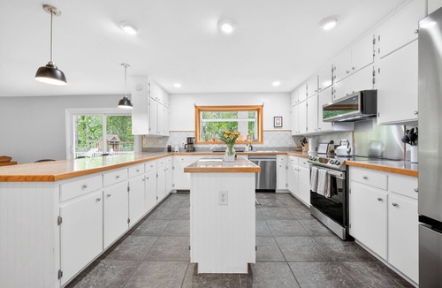 Blacksburg House | Bright 5BR Blacksburg Retreat Big Windows, Patio & Firepit Near VT