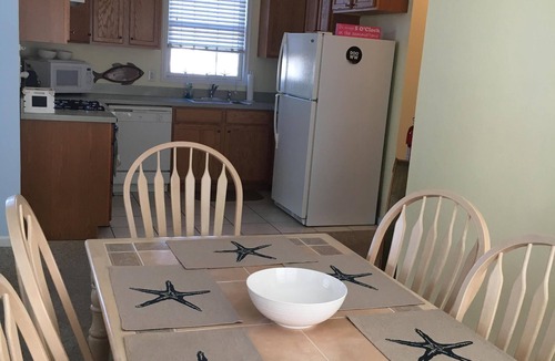 Wildwood Condo | Bright and Breezy 3 bed/2 bath Beach Condo 2 1/2 blocks from boardwalk/beach.
