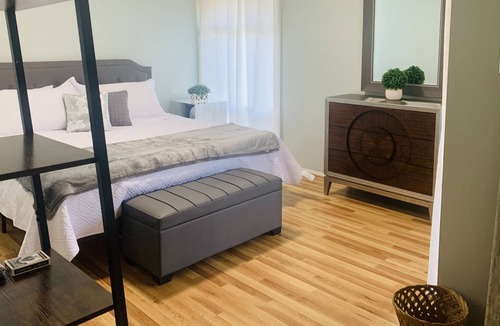 Lake Ridge House | Bright and spacious 4 room 3.5 bath house